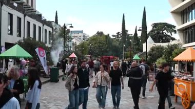 Geleneksel Sonbahar hasat festivali Tiflis 'in Orbeliani meydanında 20 Eylül 2025' te kutlandı.