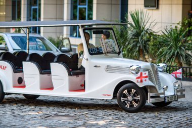 21 Ağustos 2025 'te Gürcistan' ın eski Tiflis kentini gezmek için kullanılan klasik bir araba.