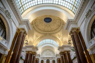 Bourse Beurs 'un eski Brüksel Borsası binası, şimdilerde Belçika Bira Dünyası Müzesi Brüksel' in merkezindeki Place de la Bours Beursplein Meydanı, 15 Temmuz 2025