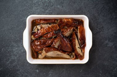 üstten görünüm kızarmış ördek gevrek deri Asya tarzı tablo arka planı düz üstünde yatıyordu