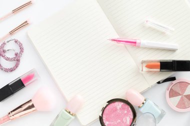 kozmetik makyaj en iyi görünüm düz beyaz arka plan üzerinde yatıyordu