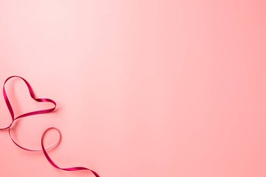 dekorasyon kartı aşk Romantik gönder sevdiğin kişi için pembe bir arka plan üzerinde kalp şekil şerit