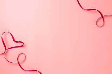 dekorasyon kartı aşk Romantik gönder sevdiğin kişi için pembe bir arka plan üzerinde kalp şekil şerit