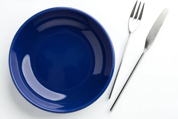 Placa Azul Con Cuchillo Tenedor Sobre Fondo Blanco Fino Comedor —  Fotos de Stock