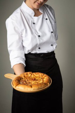 Pizza pan Şef el ile peynir stretc