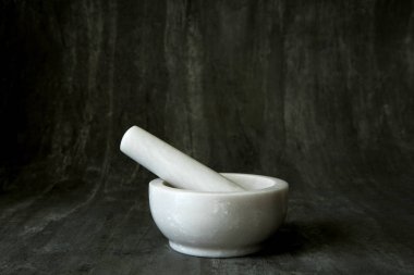 gri zemin üzerine harç