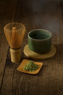 yeşil çay matcha Japon içki geleneksel ahşap arka plan ve çay sıcak duman