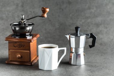 Moka pot kahve ve kıyma makinesi espresso maker bağbozumu makinesi tarzı siyah arka plan ile değirmen