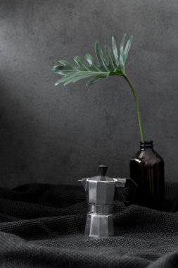 Moka pot kahve ve kıyma makinesi espresso maker bağbozumu makinesi tarzı siyah arka plan ile değirmen