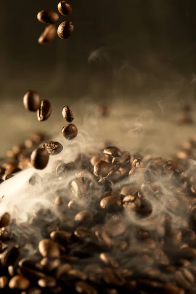 Kaffeebohnen Der Nähe Aroma Geruch Mit Dampf Rauch Trinken Der — Stockfoto