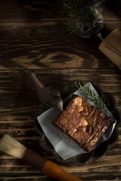 Brownie Chocolate Macadamia Postre Horneado Dulce Sobre Fondo Madera — Foto de Stock