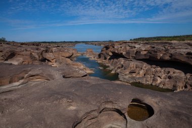 Sam pan boak seyahat hedef inanılmaz Tayland Ubon ratchatani açık mavi gökyüzü yaz güneşli bir günde