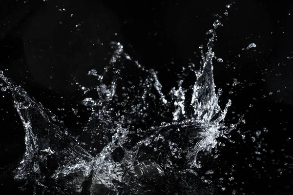 Spruzzi Acqua Fondo Nero Sfondo Fresco Sensazione — Foto Stock