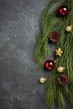 Altın christmas dekoratif altın şerit kırmızı top çam kozalağı ile kutlamak ve şube düz üstten görünüm arka plan yattı