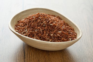 kahverengi pirinç için ahşap arka plan sağlıklı lif sağlıklı ahşap kase 