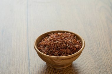 kahverengi pirinç için ahşap arka plan sağlıklı lif sağlıklı ahşap kase 