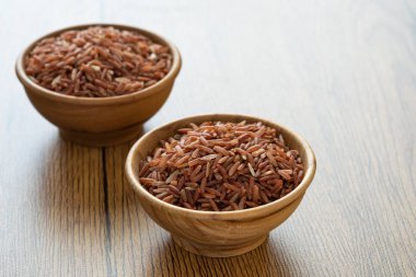 kahverengi pirinç için ahşap arka plan üzerinde sağlıklı ahşap kase