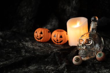 Cadılar Bayramı Balkabağı fener kafatası ve mum koyu tonu dekorasyon şenlikli sezon oyun ya da şeker arka plan