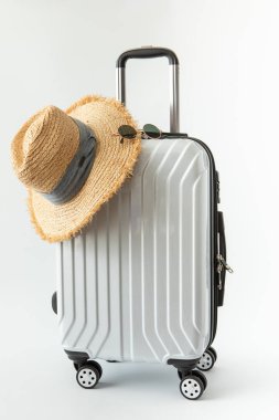Beyaz Bagaj Bagaj taşımak hedef uzun uçak şapka seyahat seyahatte beyaz arka plan üzerinde hafta sonu tatil