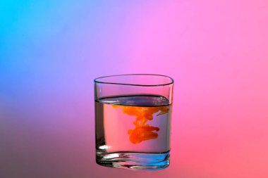 su kontamine cam değil saf temiz değil içki dünya kaydetmek için