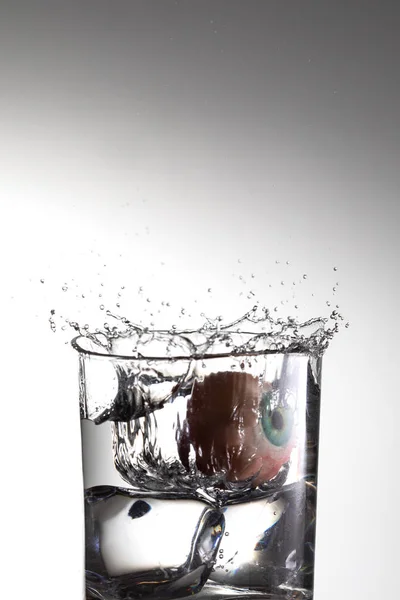 Прозрачная Стеклянная Вода Брызги Шаром Глаза Хэллоуин Жуткий Напиток Остановить — стоковое фото