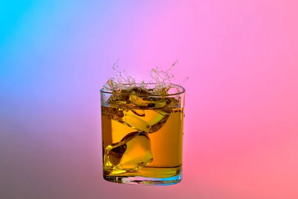 Liquore Alcolico Whisky Causa Spruzzi Incidente Vetro Trasparente Vita Notturna — Foto Stock