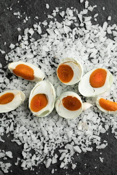 アジアの成分が塩味を食べるご飯フラットと塩漬け卵を産むトップ ビュー — ストック写真