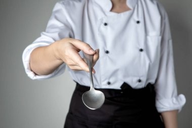 Şef el kaşık yemek hazırlamak gıda mutfak restoranda lezzetli tadı istiyorum