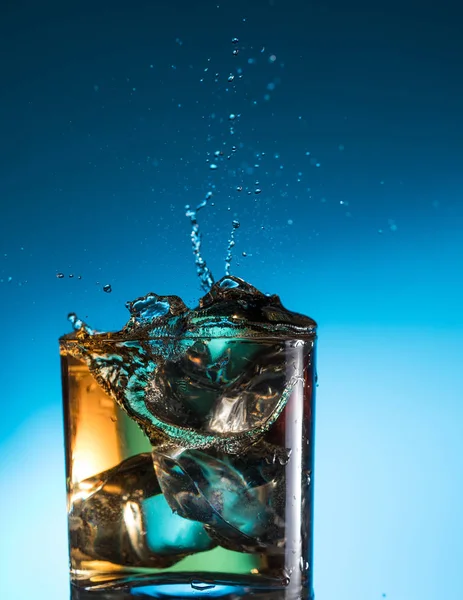 Whisky Koktél Ital Splash Pohár Alkohol — Stock Fotó