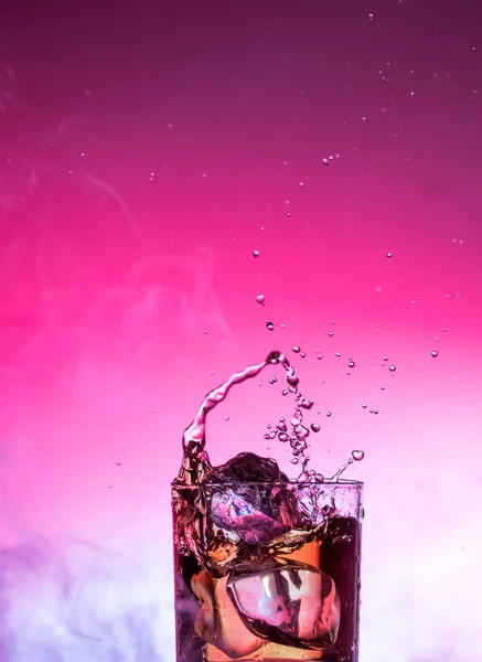 威士忌鸡尾酒白酒在玻璃中溅酒精 — 图库照片