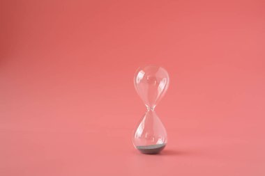 kum saati kum zaman akışı kavramı saat geri sayım iş kavramı pembe pastel arka plan geçmiş 