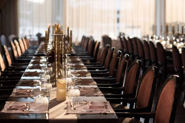 uzun tablo akşam yemeği parti iyi yemek Restoran kutlama vesilesiyle