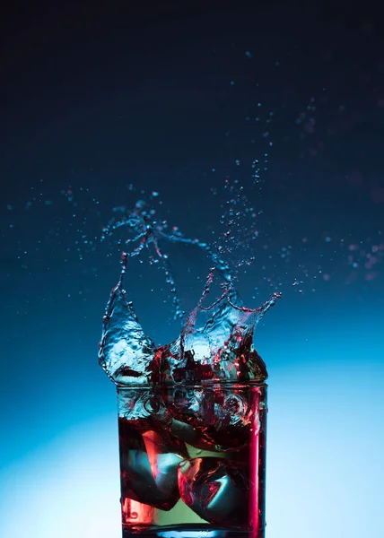 Whisky Cocktail Likör Spritzt Alkohol Ins Glas — Stockfoto