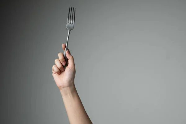 Gabel mit Hand auf grauem Hintergrund Utensil Küche zum Kochen — Stockfoto
