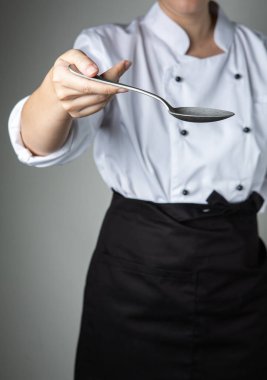 şef el kaşık pişirme mutfak restoran wan gıda hazırlamak