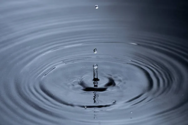 Gota de lluvia salpicadura de agua — Foto de Stock