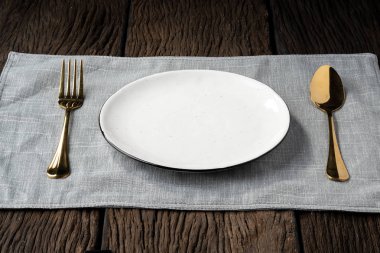 Tabak çatal kaşığı ahşap arka planda temiz ve derinliği sıfır