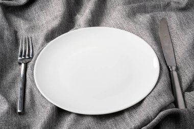 Kumaş giysilerdeki çatal kaşık temiz ve sade 