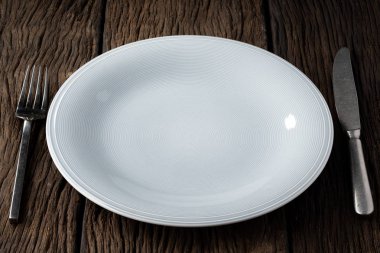 Tabak çatal kaşığı ahşap arka planda temiz ve derinliği sıfır