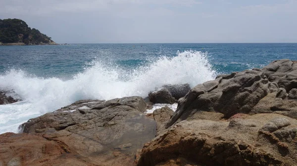 Bir Lloret de Mar, İspanya. Dalgalar ve taşlar.