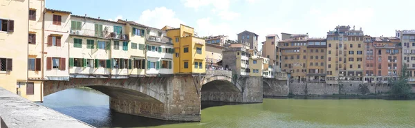 Florence. Arno Nehri. Panoramik görünüm.