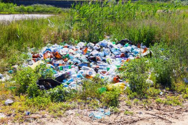 Odessa, Ukrayna - 2 Haziran 2018: Çok çöp ve plastik şişe nehir kıyısında. Çevre kirliliği sorunu. Beach kirliliği. Çevre felaketi.
