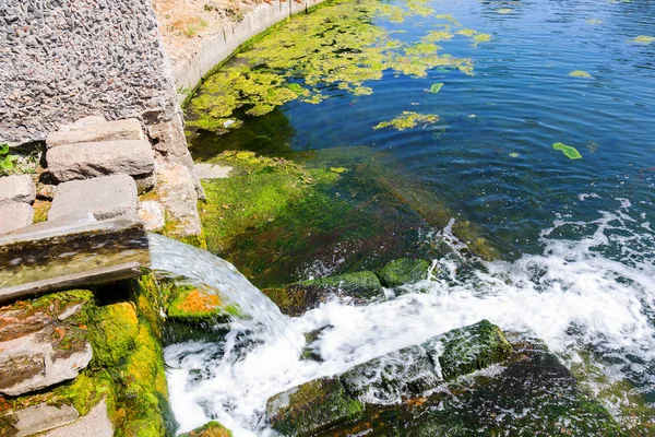 Su kirliliği. Atıksu. Çevre kirliliği. Kimyasal ve biyolojik kirlenme. Çevre felaketi.