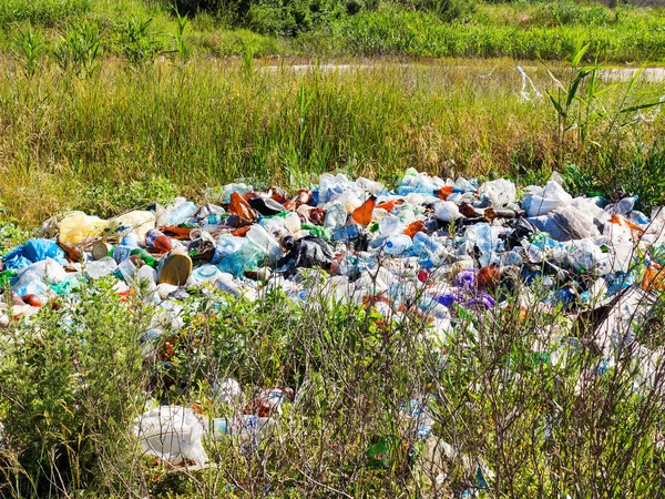 Odessa, Ukrayna - 2 Haziran 2018: Çok çöp ve plastik şişe nehir kıyısında. Çevre kirliliği sorunu. Beach kirliliği. Çevre felaketi