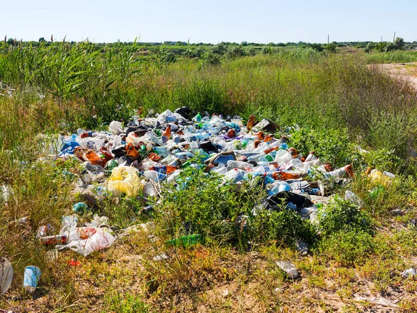 Odessa Ucrânia Junho 2018 Lote Lixo Garrafas Plástico Margem Rio — Fotografia de Stock
