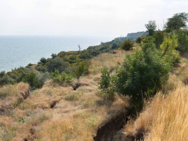 Sesmically tehlikeli bölgede dağ heyelan felaketi. Toprak, toprak engelleme yolun büyük katmanları kökenli büyük çatlaklar. İnsanlara heyelan pistlerinin dağın damming, ölümcül bir tehlike