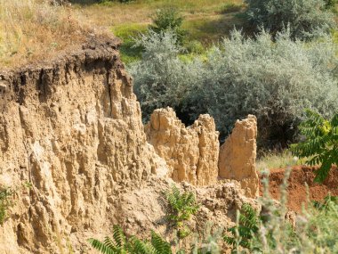 Sesmically tehlikeli bölgede dağ heyelan felaketi. Toprak, toprak engelleme yolun büyük katmanları kökenli büyük çatlaklar. İnsanlara heyelan pistlerinin dağın damming, ölümcül bir tehlike