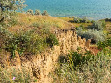 Sesmically tehlikeli bölgede dağ heyelan felaketi. Toprak, toprak engelleme yolun büyük katmanları kökenli büyük çatlaklar. İnsanlara heyelan pistlerinin dağın damming, ölümcül bir tehlike