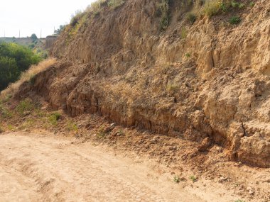 Sesmically tehlikeli bölgede dağ heyelan felaketi. Toprak, toprak engelleme yolun büyük katmanları kökenli büyük çatlaklar. İnsanlara heyelan pistlerinin dağın damming, ölümcül bir tehlike