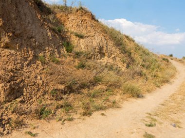 Sesmically tehlikeli bölgede dağ heyelan felaketi. Toprak, toprak engelleme yolun büyük katmanları kökenli büyük çatlaklar. İnsanlara heyelan pistlerinin dağın damming, ölümcül bir tehlike
